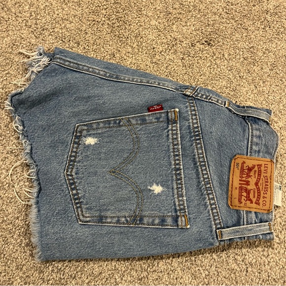 Women’s Levi’s 501 Shorts - Picture 2 of 4